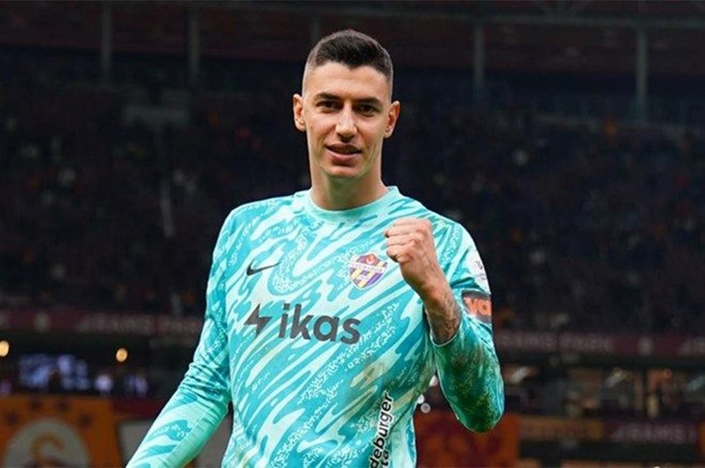 Premier Lig devleri ulusal kaleci Berke Özer için geldi 73