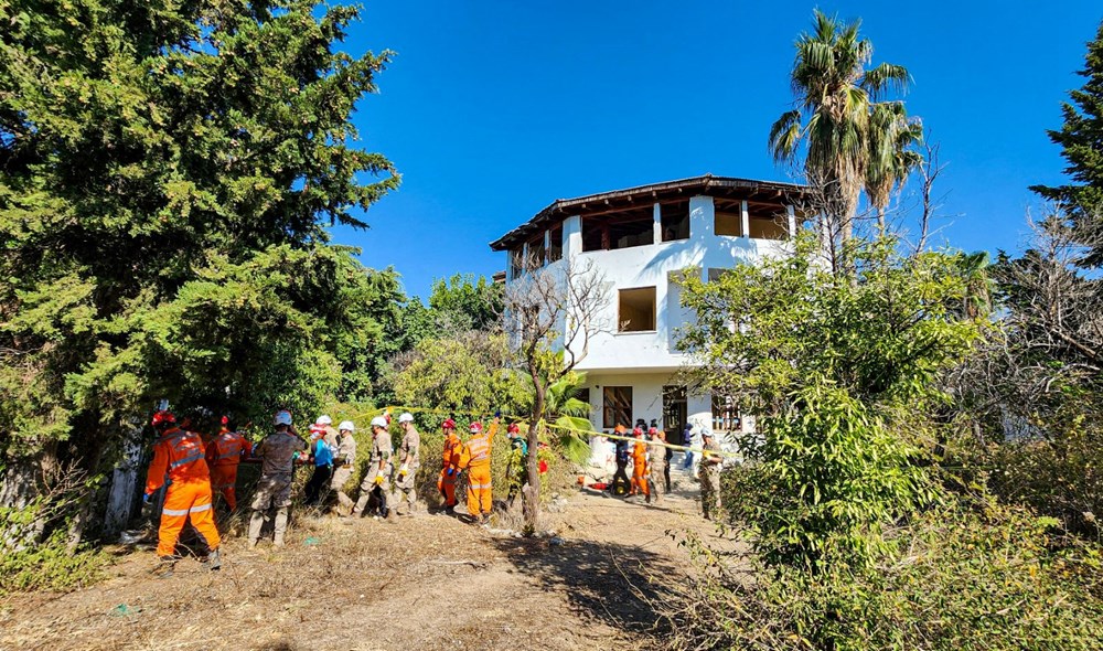 Gerçeği
aratmayan deprem tatbikatı: Senaryo gereği dakikalarca ağladı, 11 yaralı
kurtarıldı - 1