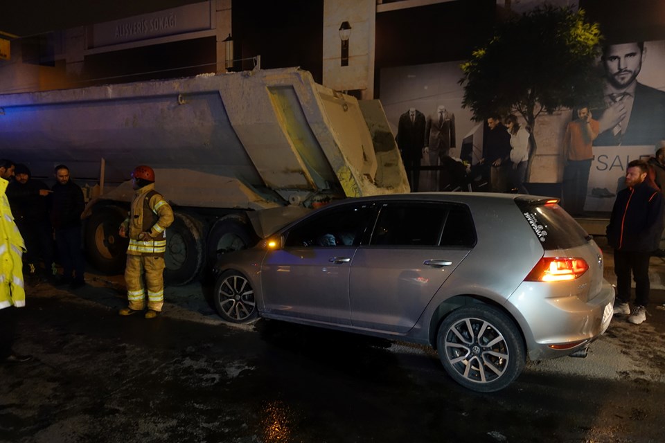 Beyoğlu'da otomobil hafriyat kamyonuna çarptı: 2 yaralı - 1