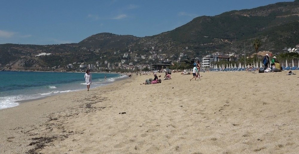 Güneşli havayı gören plajları doldurdu: Denizin keyfini çıkardılar - 2