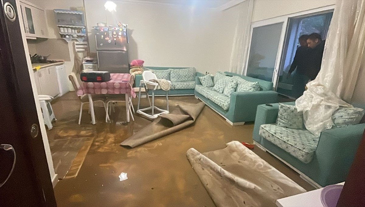 Bodrum'da sağanağın ardından evleri su bastı