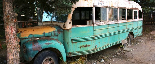 Ünlü seyahat filmi 'Into the Wild'deki otobüse gitmeye çalışan kadın boğularak hayatını kaybetti