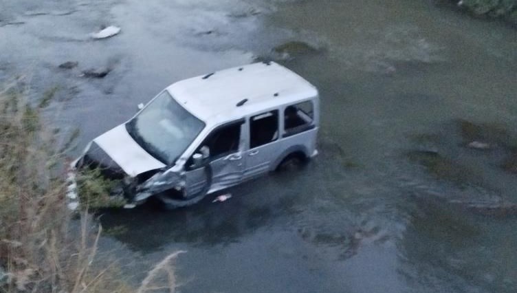 Kontrolden çıktı, çaya düştü: Sürücü yaralı