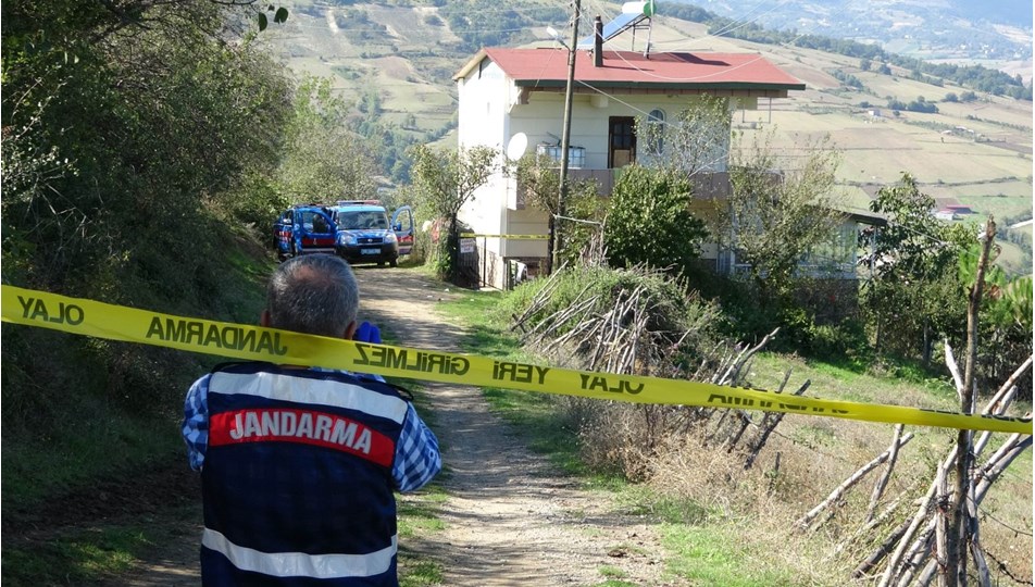 Evinin önünde silahlı saldırıya uğradı: Eşi öldü, kendisi ağır yaralandı