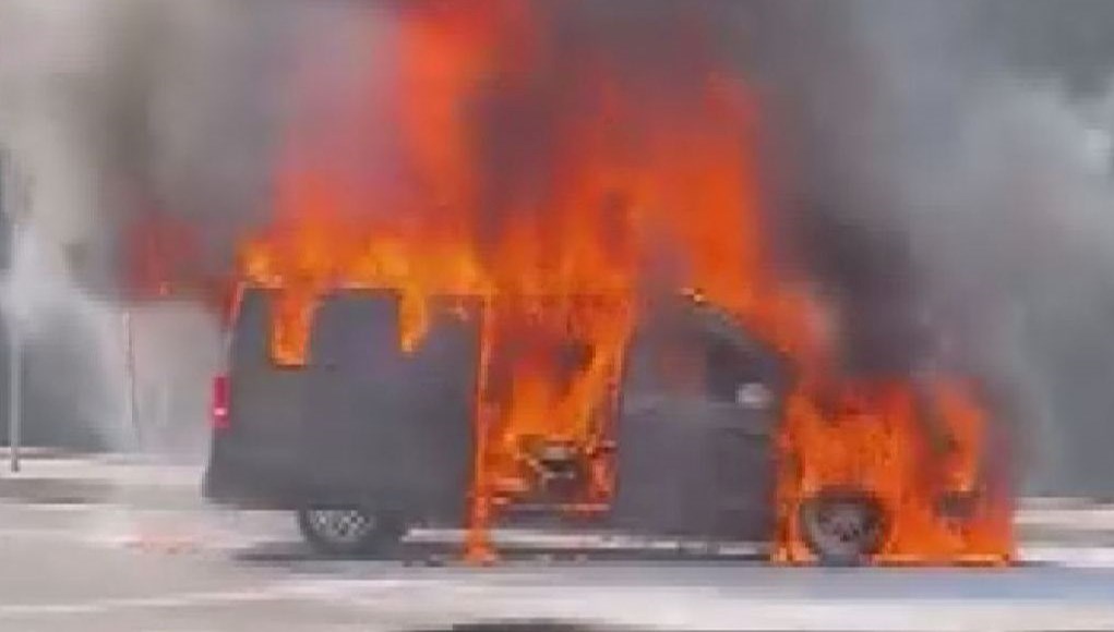 Üsküdar'da minibüste yangın çıktı