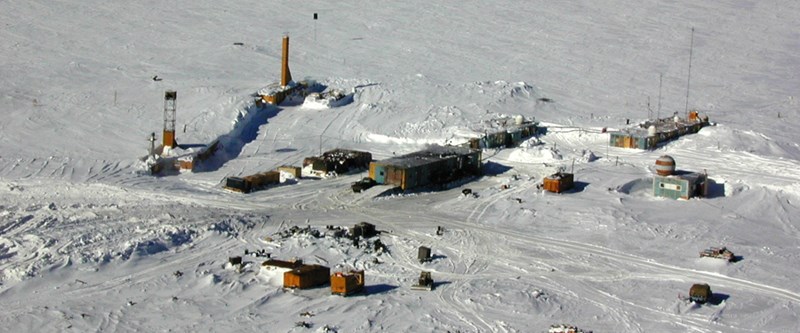 Научная станция в антарктиде и озеро. Станция Восток Антарктида. Южнополярная станция Восток. Зимовочный комплекс антарктической станции Восток.