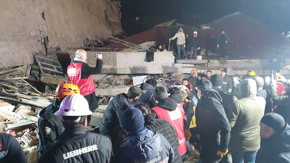 Enkaz altındakiler için zamana karşı yarış - 22