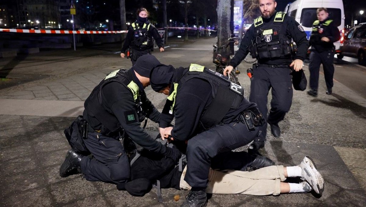Berlin'deki Holokost Anıtı saldırganı tutuklandı: Berlin'deki Holokost Anıtı saldırganı tutuklandı: