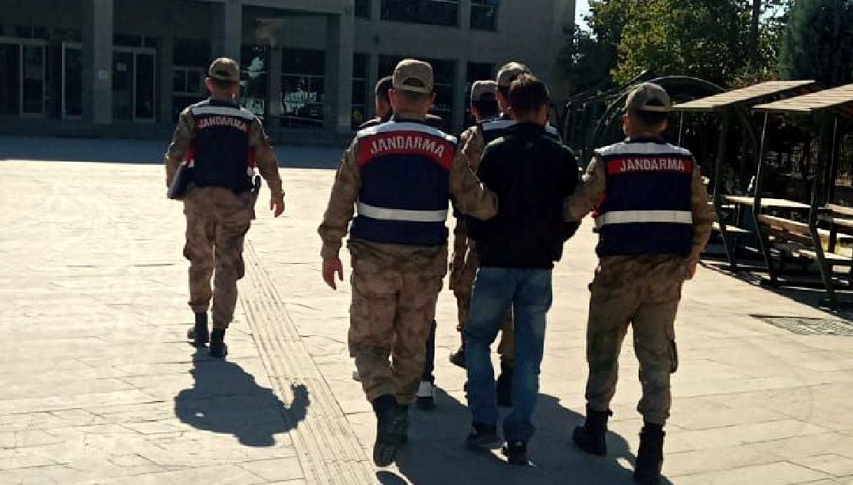 Binanın demir kapısını çalan 2 kişi tutuklandı