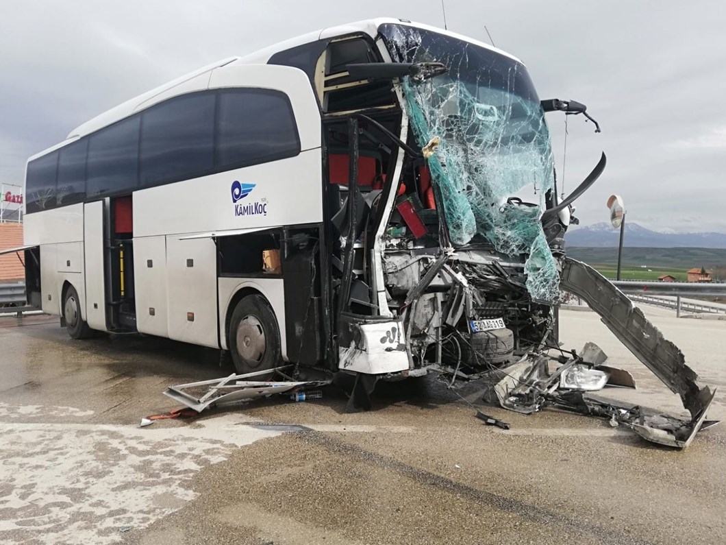 amasya da yolcu otobusu ile kamyon