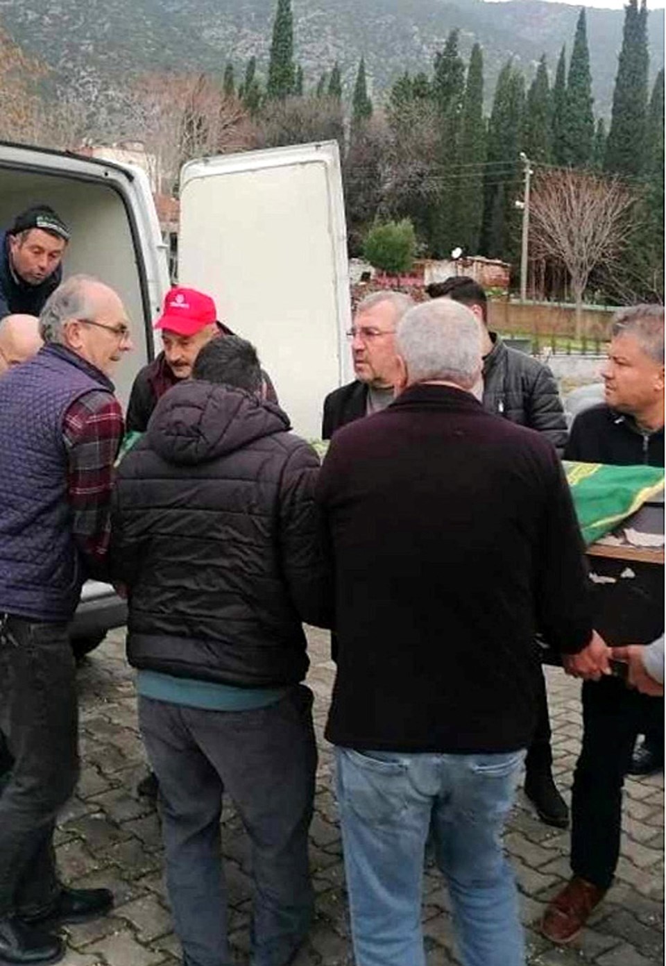 Manisa'da komşu vahşeti: Yaşlı kadını dövüp boğazını kestiler - 1