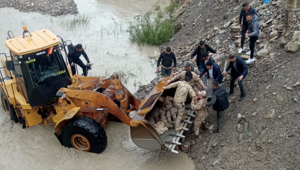 Zap Suyu’na uçan zırhlı araçtaki 12 asker hafif yaralandı Zap Suyu’na uçan zırhlı araçtaki 12 asker hafif yaralandı