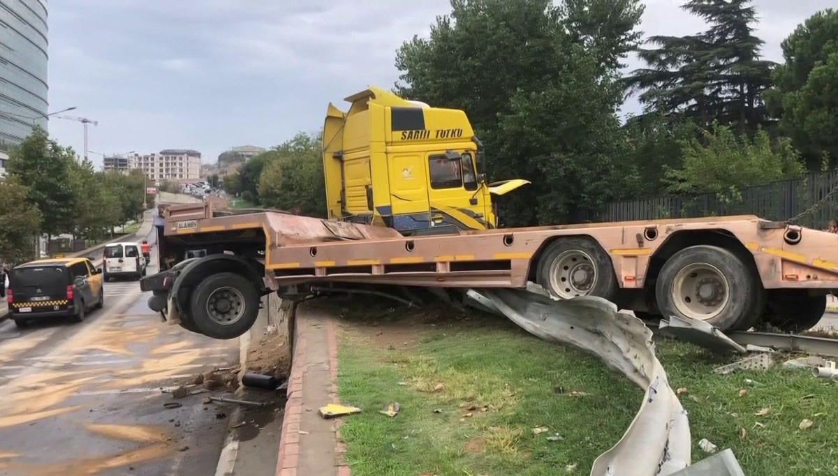 Pendik'te bariyere çarpan TIR askıda kaldı Pendik'te bariyere çarpan TIR askıda kaldı