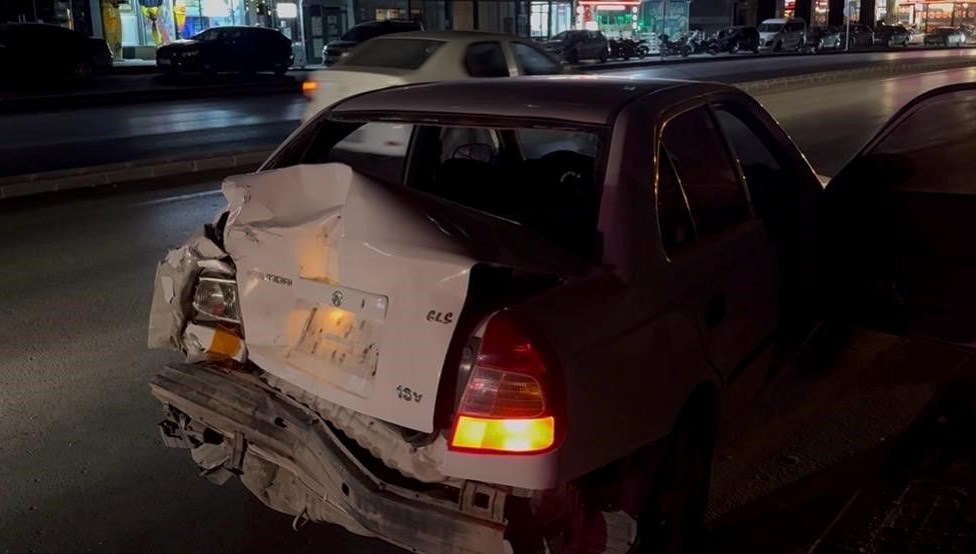 Midibüs arkadan çarptı: Bir yaralı