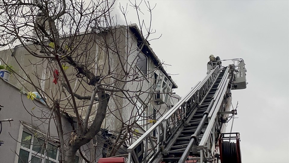 Bağcılar'da patlama ve yangın sonrası yolda göçük meydana geldi - 1