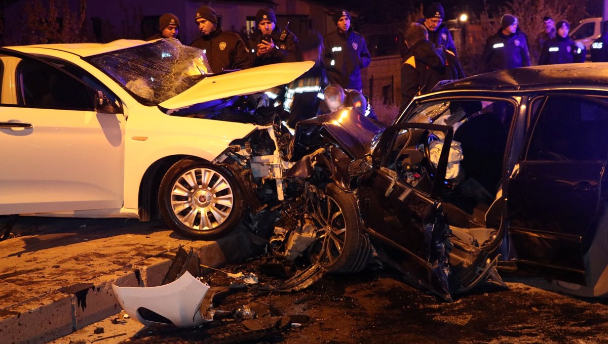 Kayseri'de 2 otomobil kafa kafaya çarpıştı: 2 ölü, 6 yaralı Kayseri'de 2 otomobil kafa kafaya çarpıştı: 2 ölü, 6 yaralı