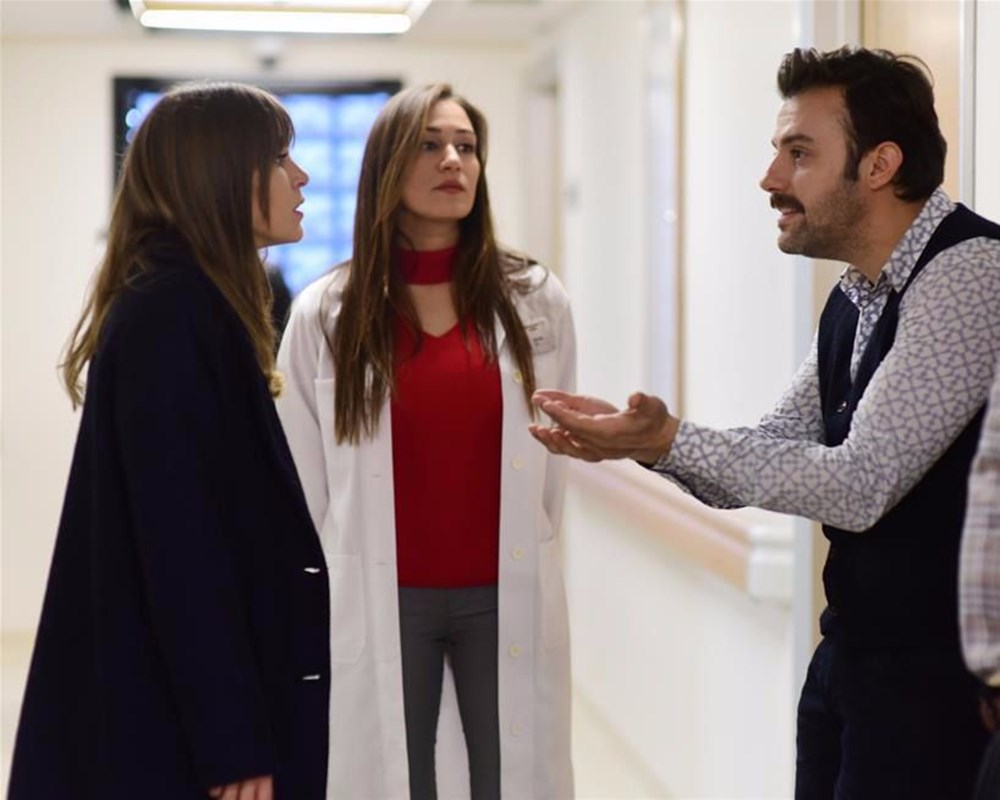 Su Burcu Yazgı Coşkun'dan nostaljik kare (Ünlülerin çocukluk ve gençlik halleri) - 576