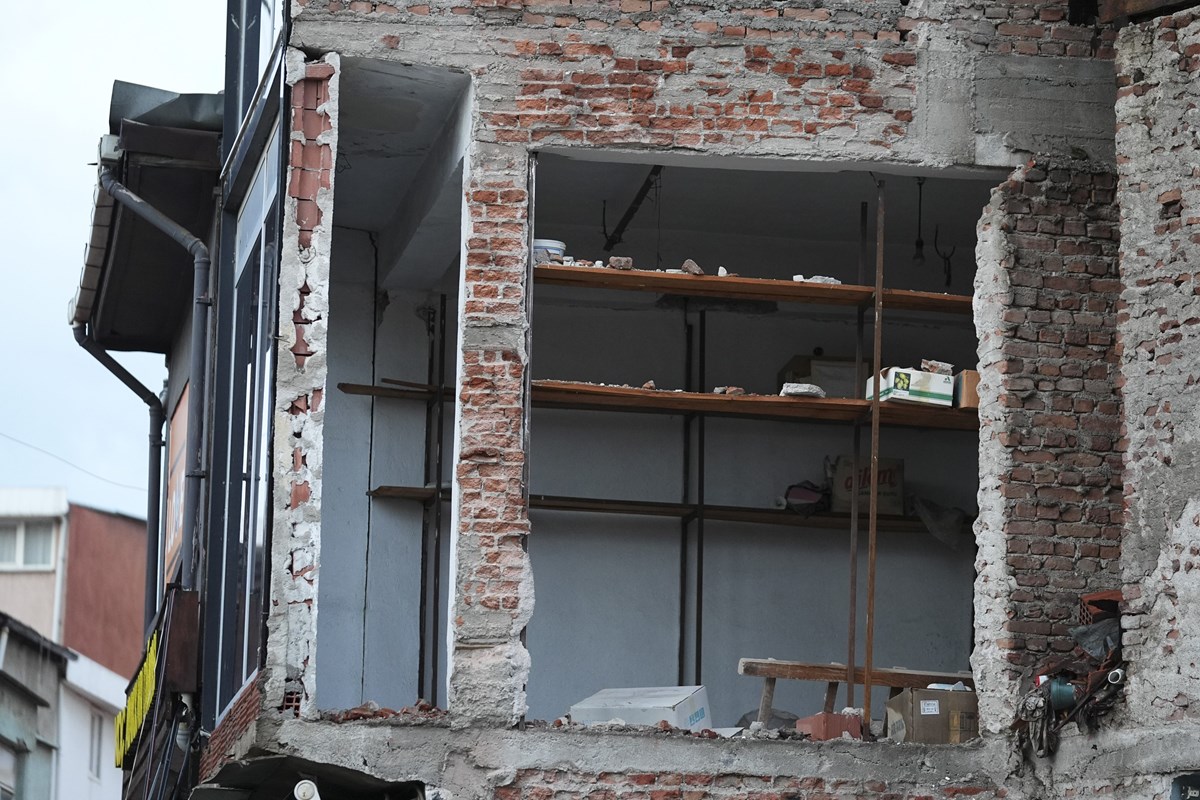 Depremlerin merkez üssü Sındırgı ilçesinde, sabahın ilk ışıklarıyla birlikte birçok binada hasar olduğu görüldü.