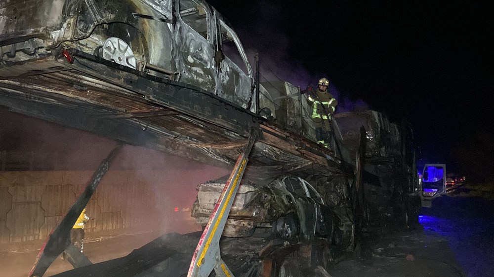 Sıfır araçları taşıyan TIR'da yangın çıktı - 2