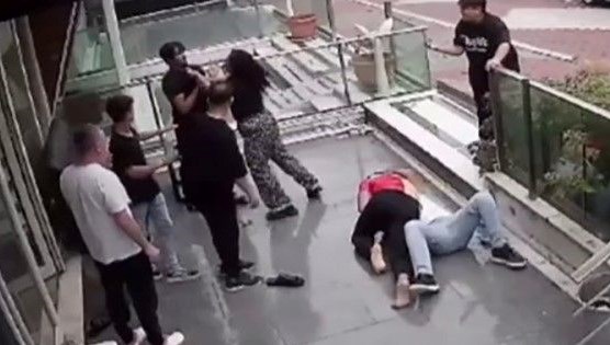 Esenyurt'ta kavga: Birbirlerine girdiler