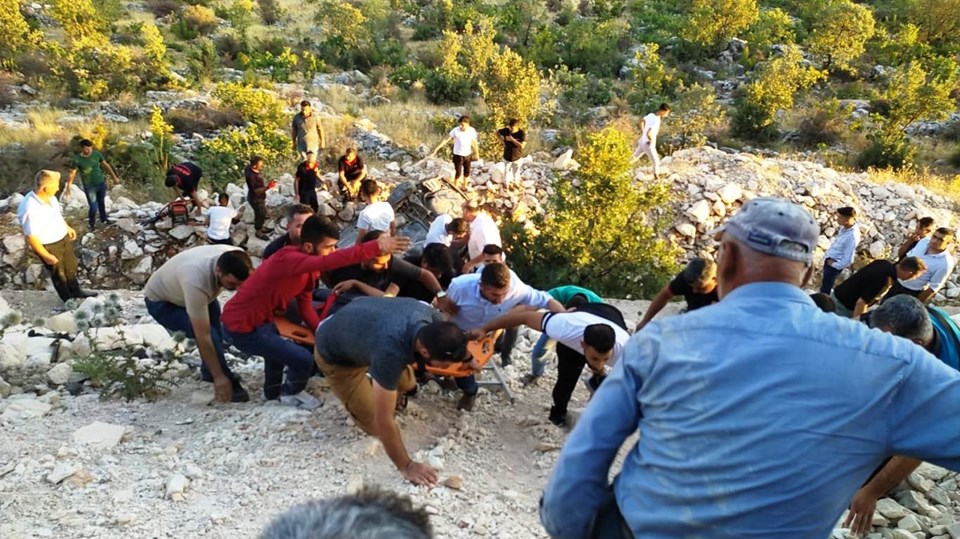 Adıyaman'da kamyonet ile otomobil çarpıştı: 2 ölü, 10 yaralı - 1