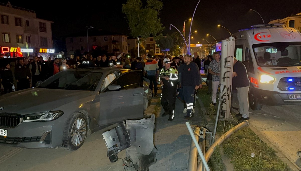 Şampiyonluk konvoyunda kaza: 2 yaralı Şampiyonluk konvoyunda kaza: 2 yaralı