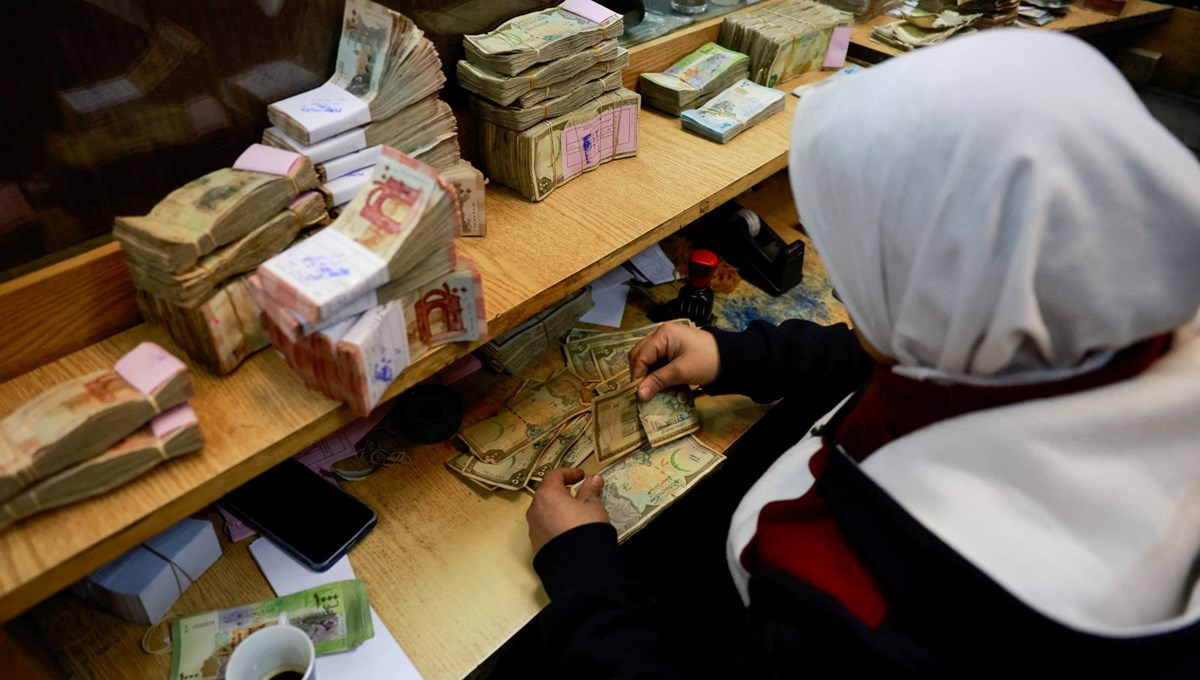 Katar'dan Suriye'ye maaş desteği