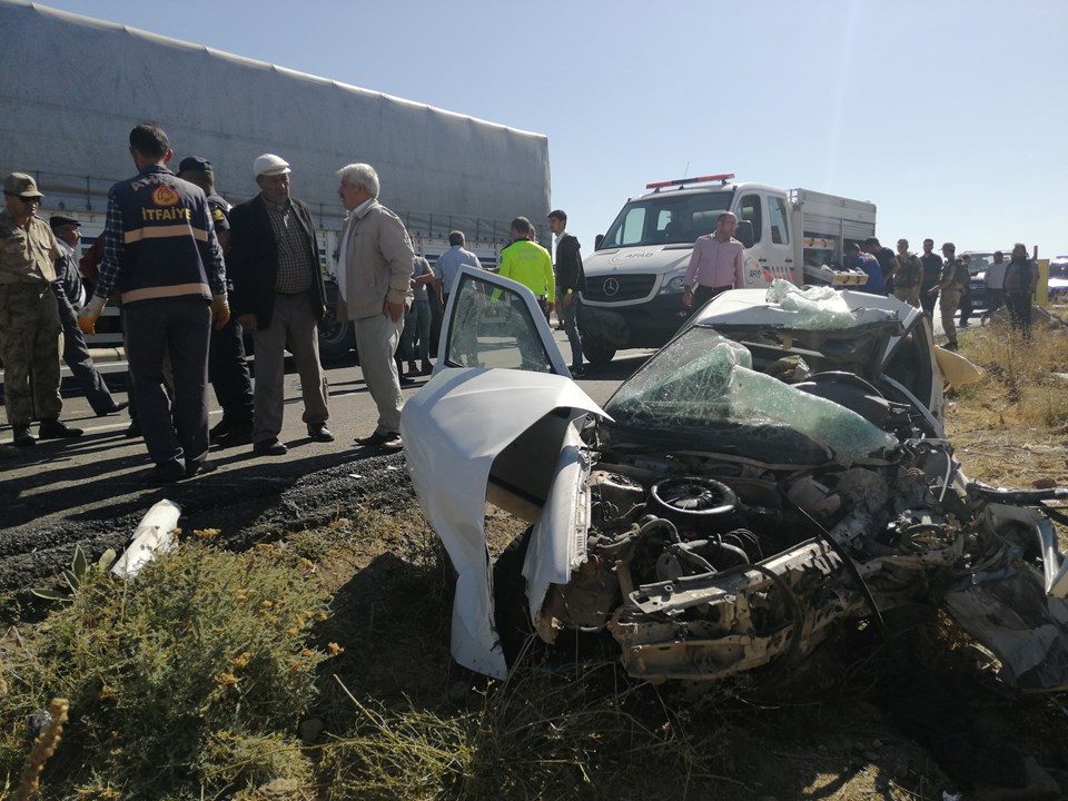 Bitlis'te otomobille TIR çarpıştı: 3 ölü, 3 yaralı - 1