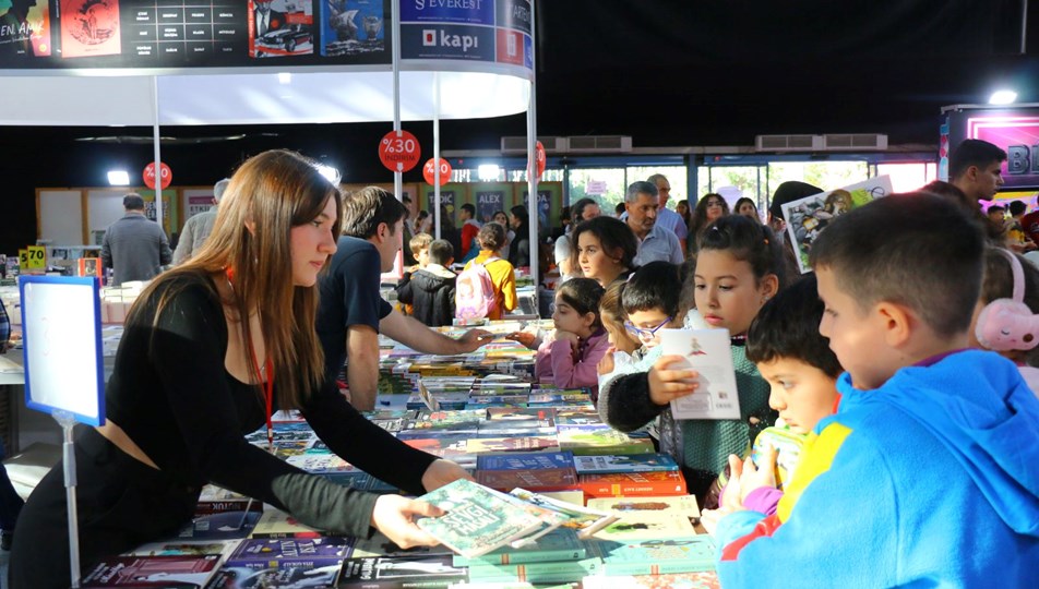 13. Antalya Kitap Fuarı ziyaretçilerini ağırlıyor