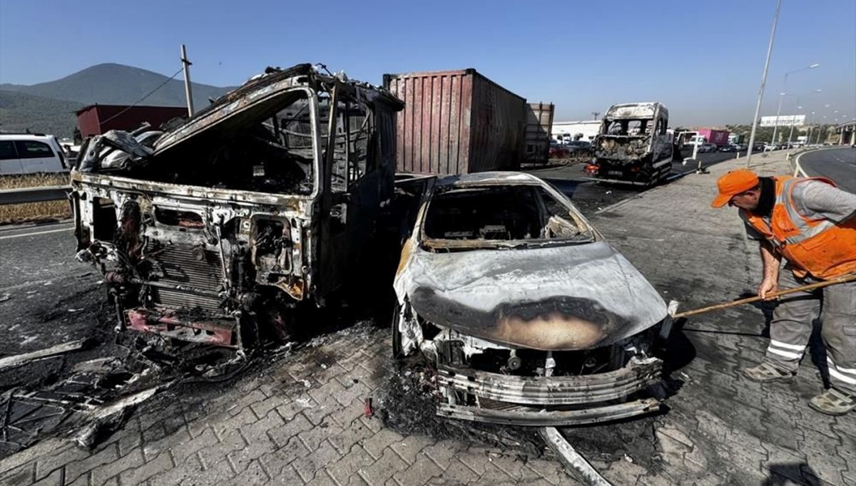 İzmir’de kaza yapan 3 araç yandı, 6 kişi yaralandı