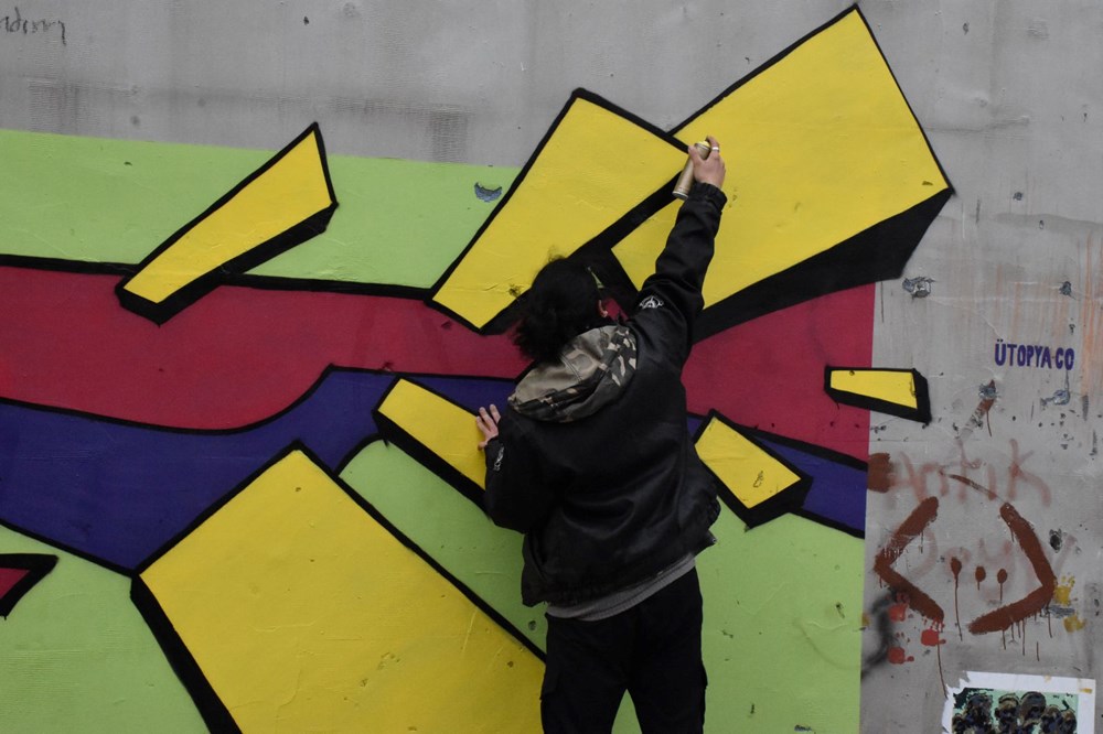 Güzel sanatlar öğrencisi duvarları renklendirip atık malzemeleri sanat eserine dönüştürüyor - 2