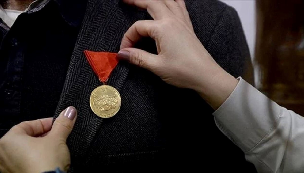 Altı şehit ve gazinin mirasçılarına İstiklal Madalyası