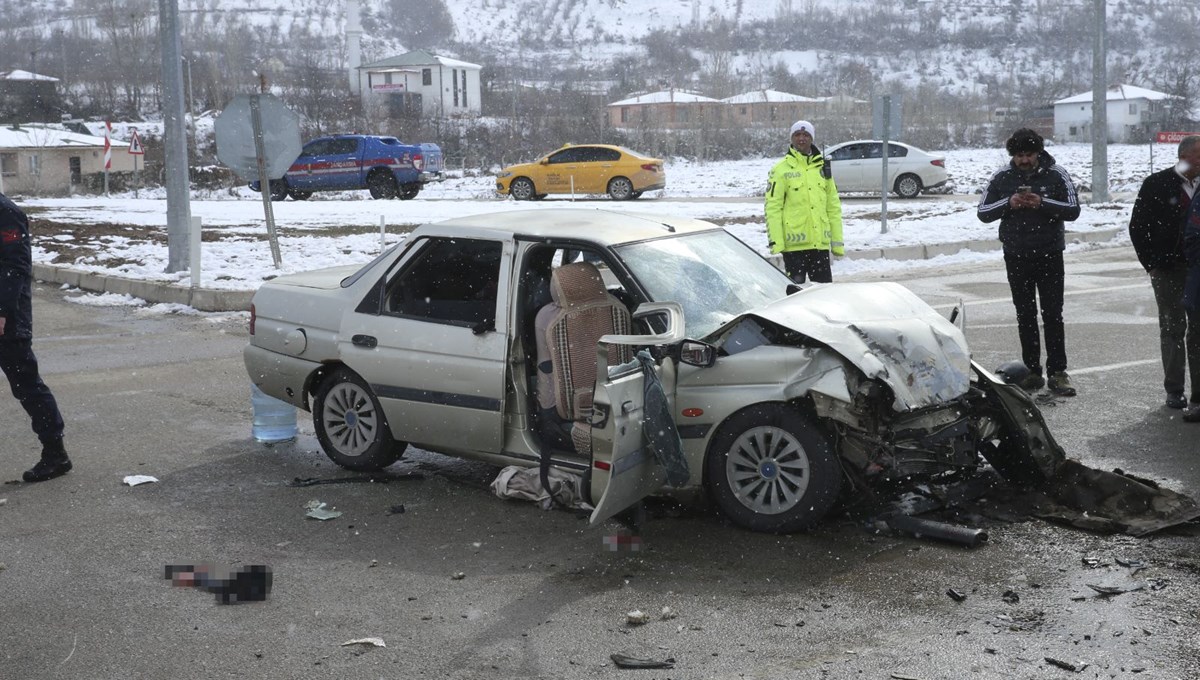 TIR, otomobille çarpıştı: 1 kişi öldü, 2 kişi yaralandı