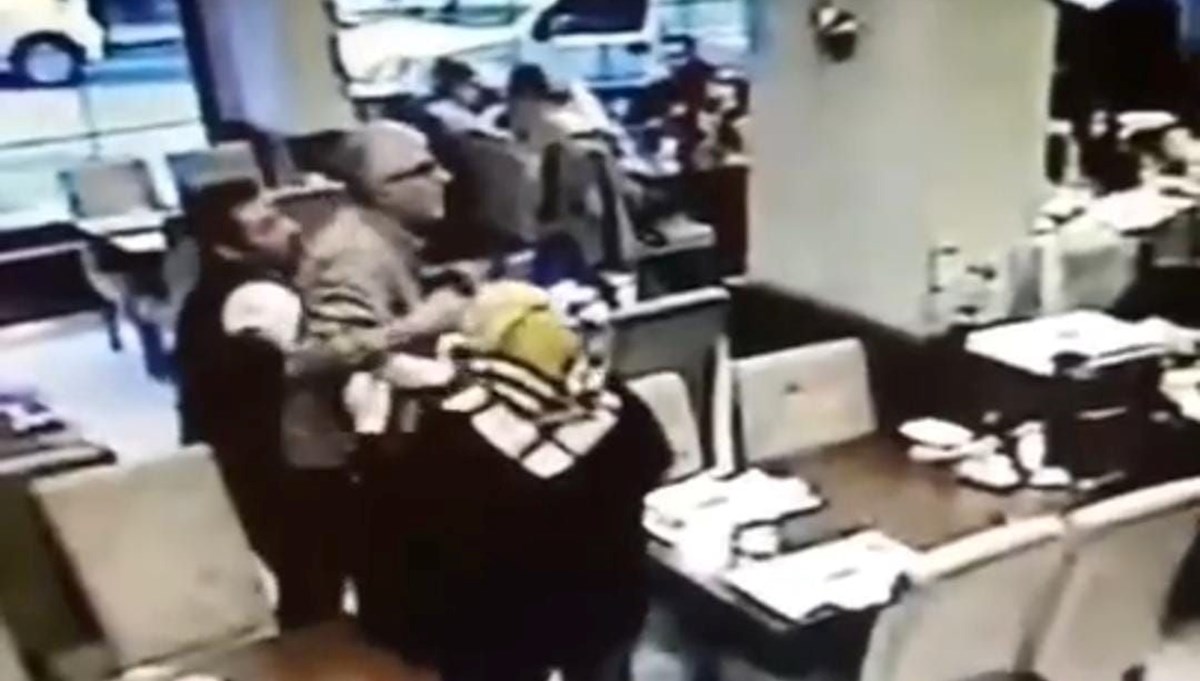 Boğazına et takılan müşteriyi garson kurtardı Boğazına et takılan müşteriyi garson kurtardı