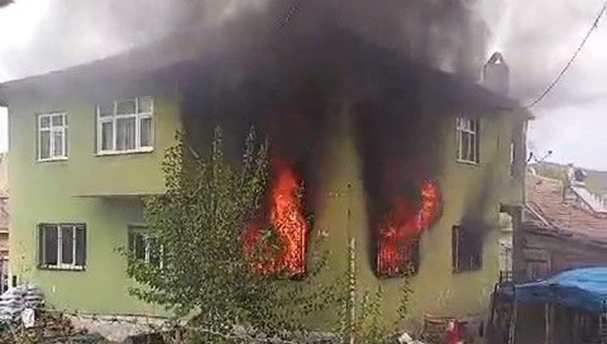 Alevler evi sardı! Mahallede panik yaşandı Alevler evi sardı! Mahallede panik yaşandı