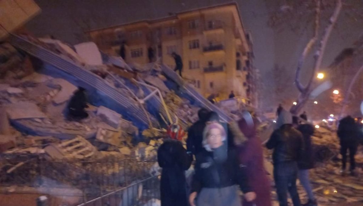 DHA Muhabiri: Deprem sırasında elektrikler kesildi DHA Muhabiri: Deprem sırasında elektrikler kesildi