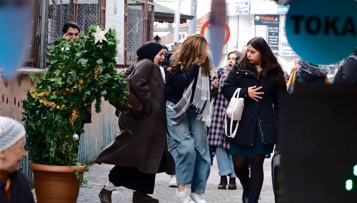 Yılbaşı ağacı bir anda hareketlendi: Vatandaşlar neye uğradığını şaşırdı