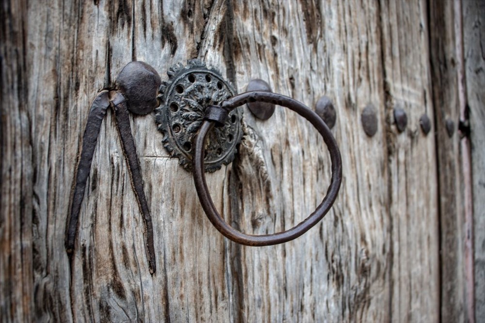 Prizren'in yıkılan evlerinin kapı ve pencereleri sergide buluştu - 5