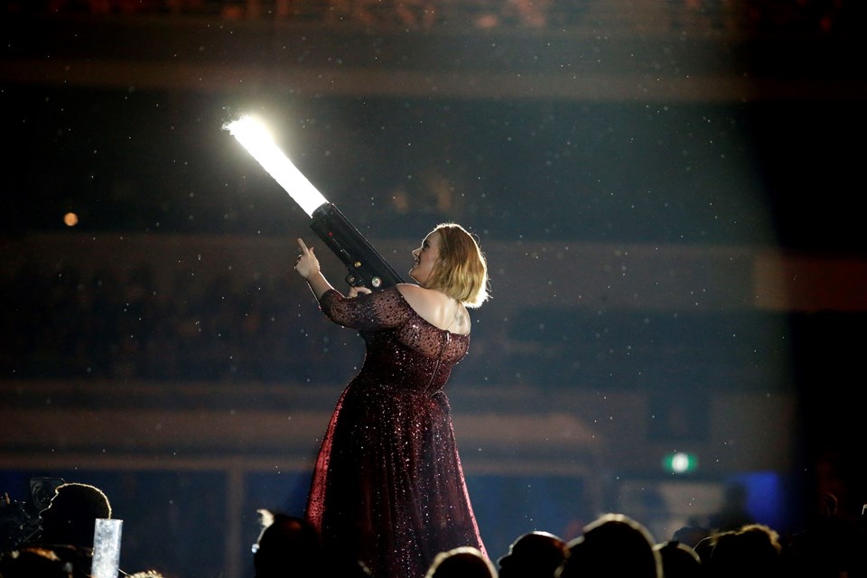 Adele konserin ortasında korumayı azarladı - 2