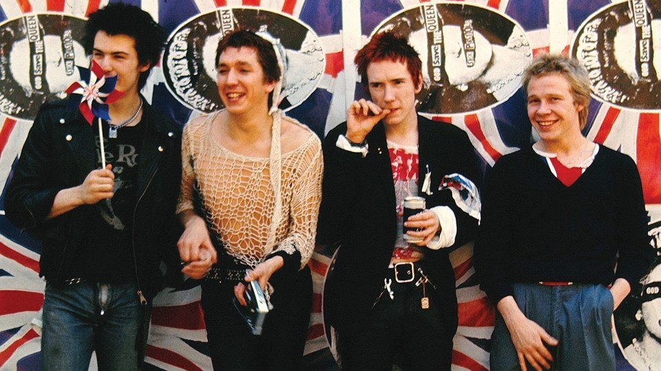 Sex Pistols’ın 20 milyon liralık eşyalarını yaktı - 3