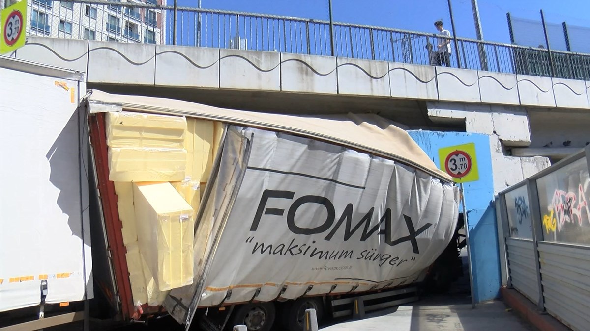 Çarpmanın etkisiyle TIR dorsesi alt geçite sıkıştı.