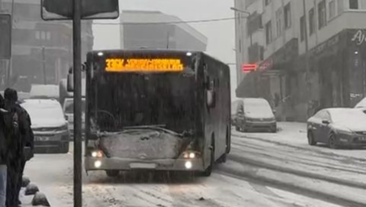 Arnavutköy'de İETT otobüsü yolda kaydı Arnavutköy'de İETT otobüsü yolda kaydı