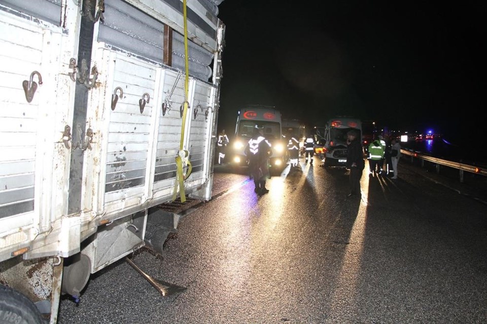 Ambulans, kamyona çarptı: 1 ölü, 4 sağlık personeli yaralı - 1