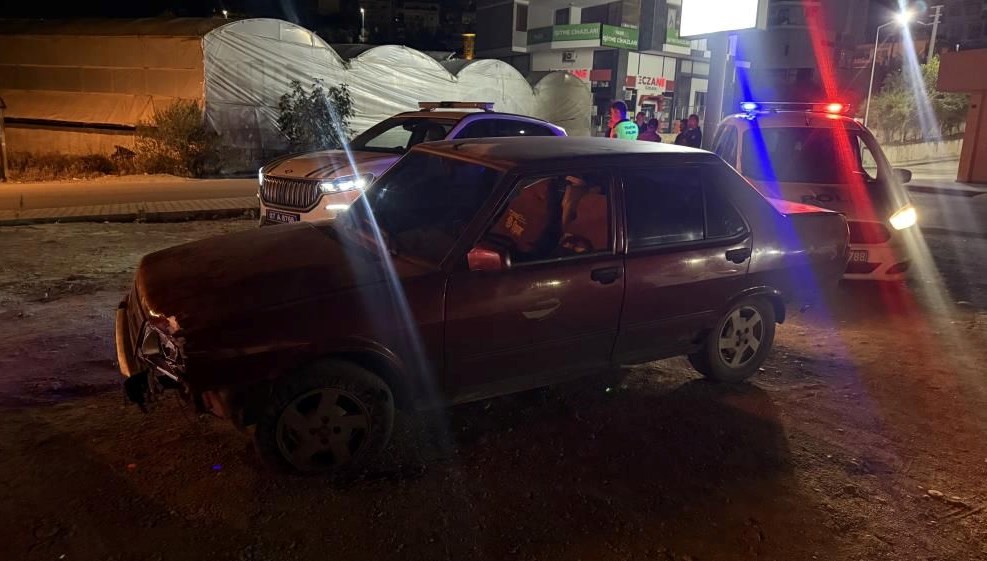 Alkollü sürücü bariyere çarpıp kaçtı