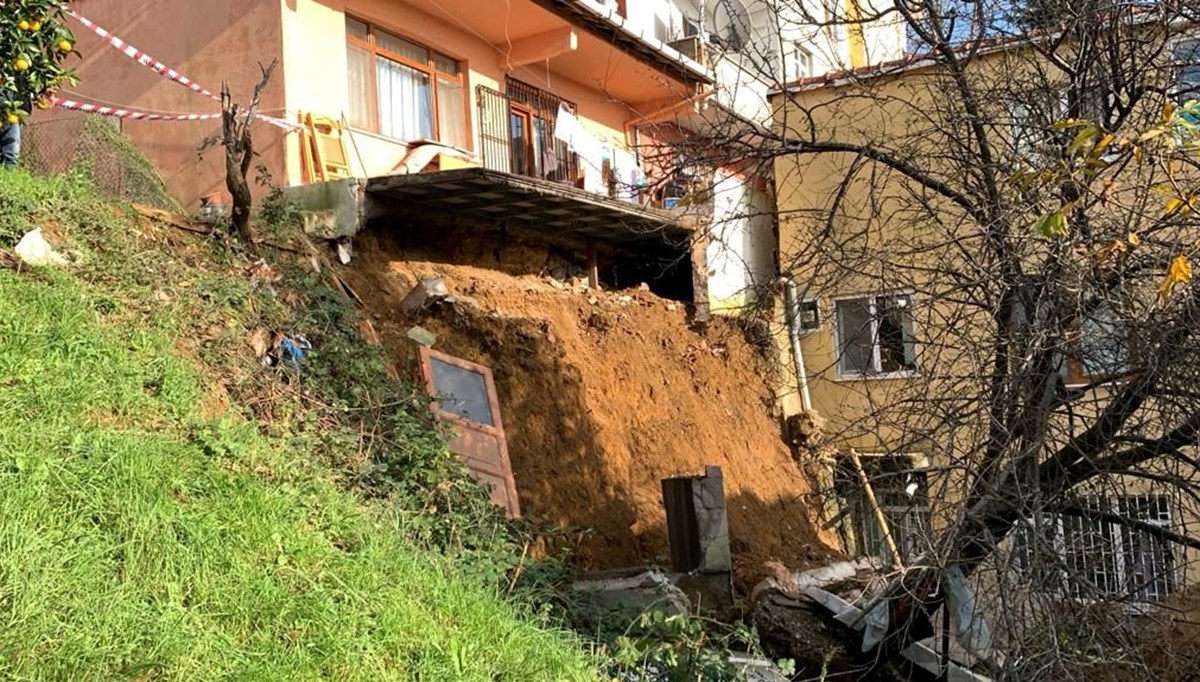 Sarıyer'de istinat duvarı çöktü Sarıyer'de istinat duvarı çöktü