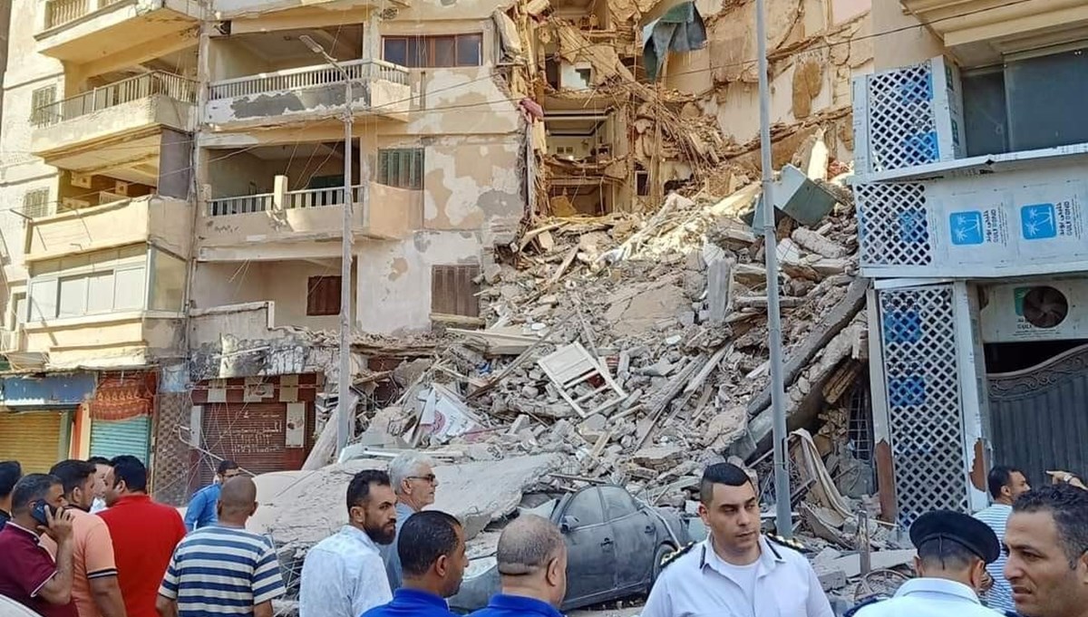 Mısır’da 13 katlı bina çöktü Mısır’da 13 katlı bina çöktü
