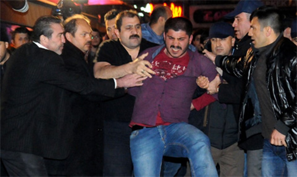 İzmir'de müdahale ve gözaltı - 1