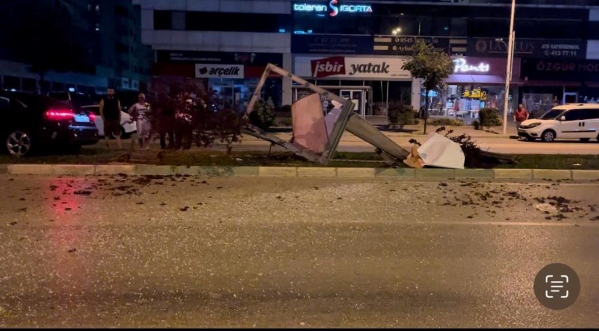 Aday sürücünün kullandığı araç kontrolden çıktı: Reklam panosu ve ağaçları devirdi