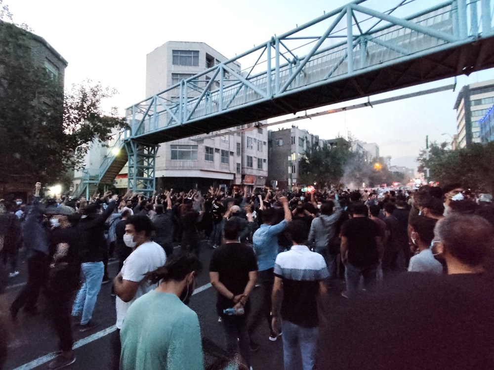 İran'da Mahsa Amini gösterileri birçok kente sıçradı - 3