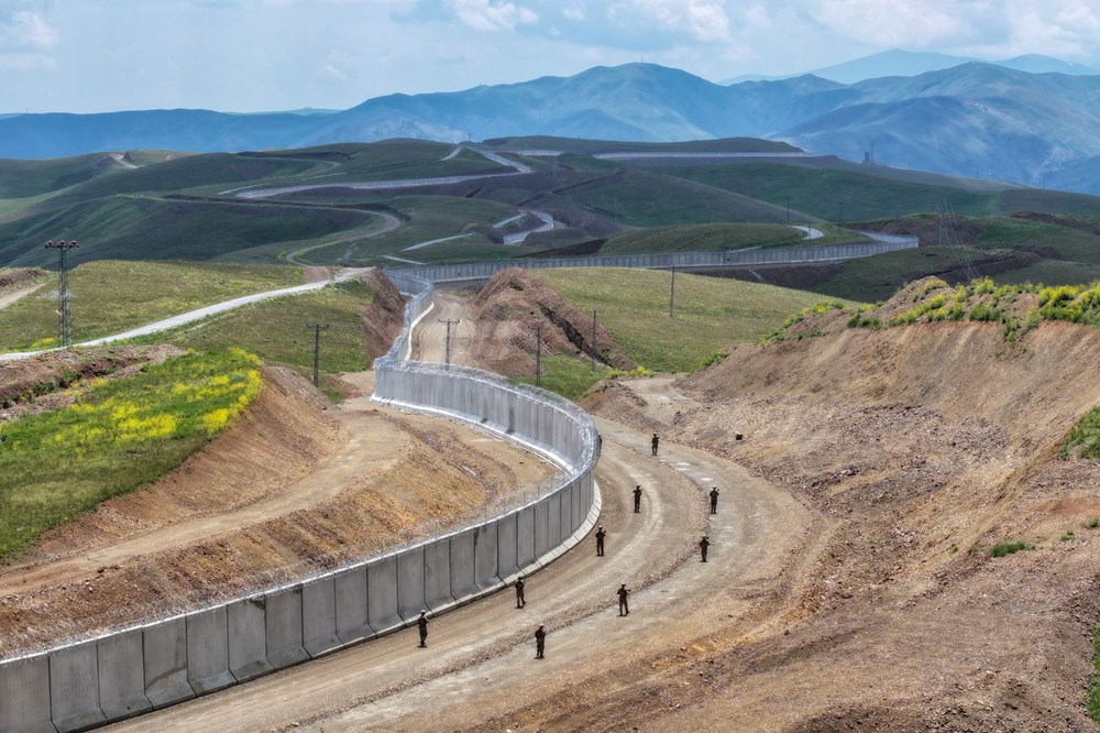 Sınırdaki güvenlik duvarının 173 kilometresi tamamlandı: 3
sıra jiletli tel çekildi - 6